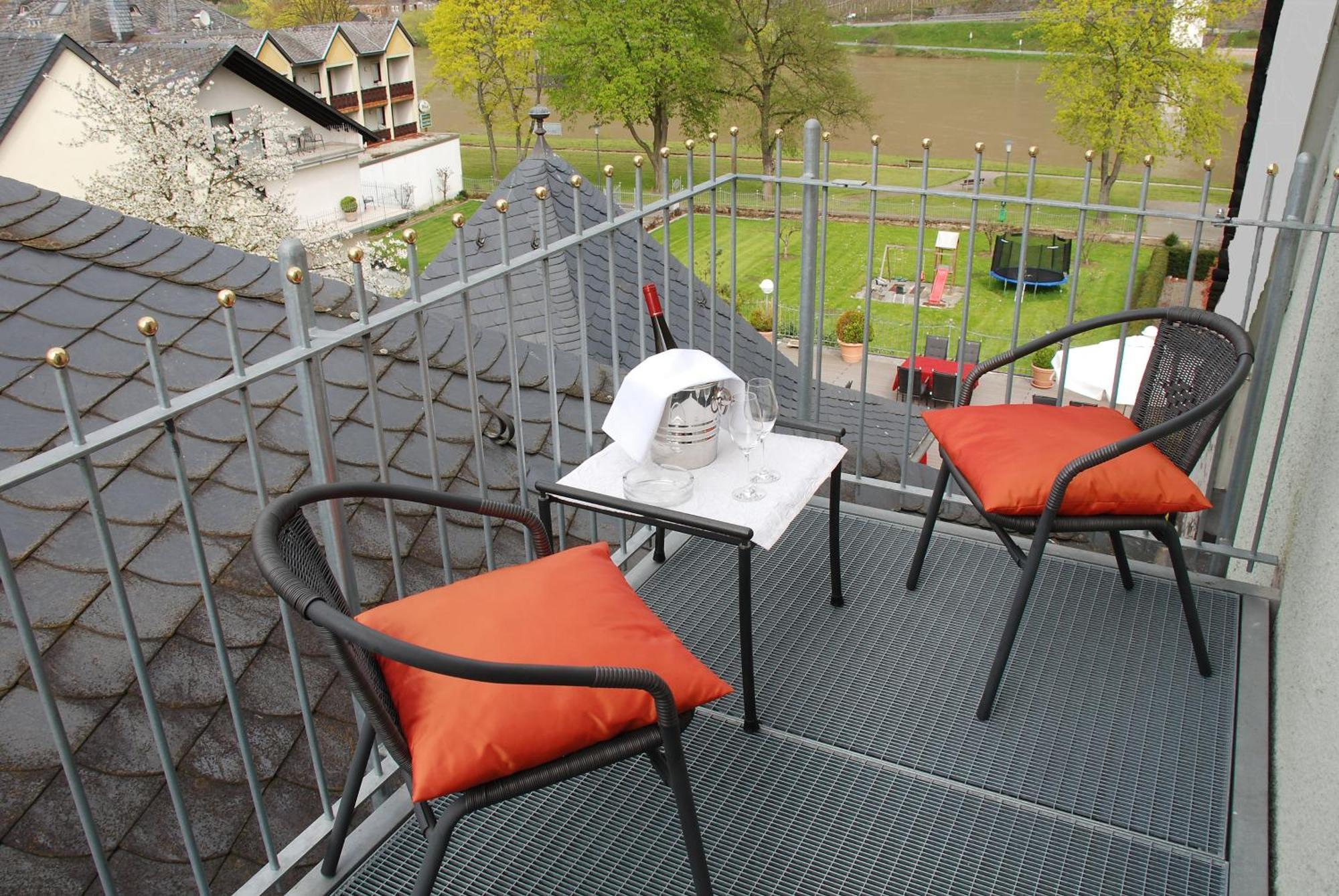 Gaestehaus & Weingut Cluesserath-Weiler Trittenheim Exterior photo